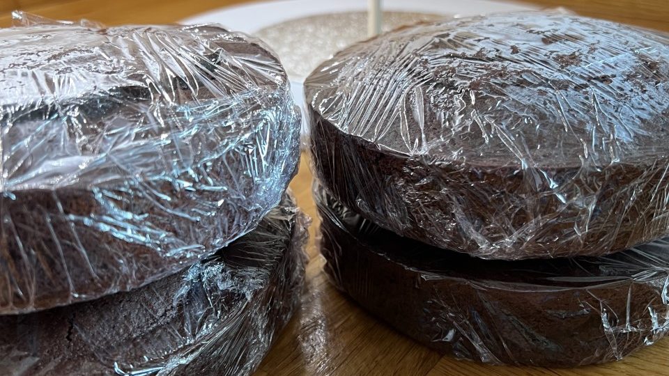 How to freeze a cake - wrapped cake layers in clingfilm.